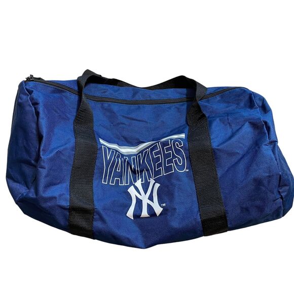 New York Yankees Duffle/Weekend/Gym Bag With Bonus Souvenir “Quest For 28” Cup - Picture 2 of 13